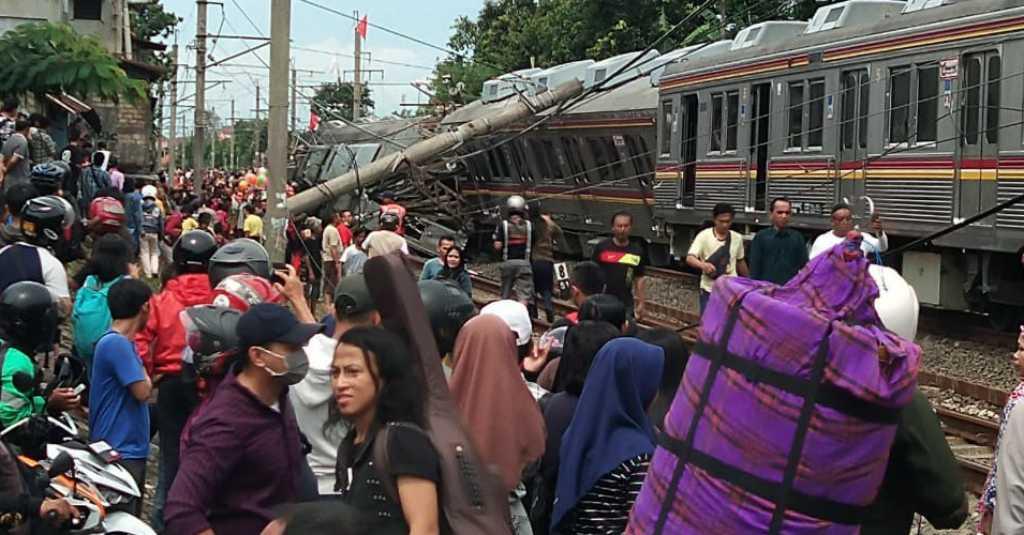 Kereta di Bogor Anjlok, Ratusan Penumpang Terlantar