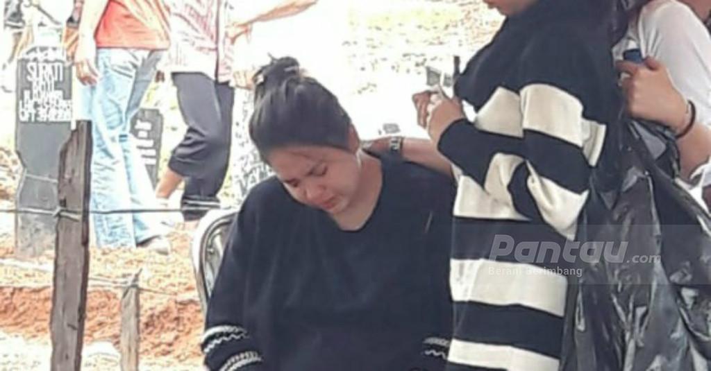 Tangis Histeris Warnai Pemakaman Ayah Putri Titian