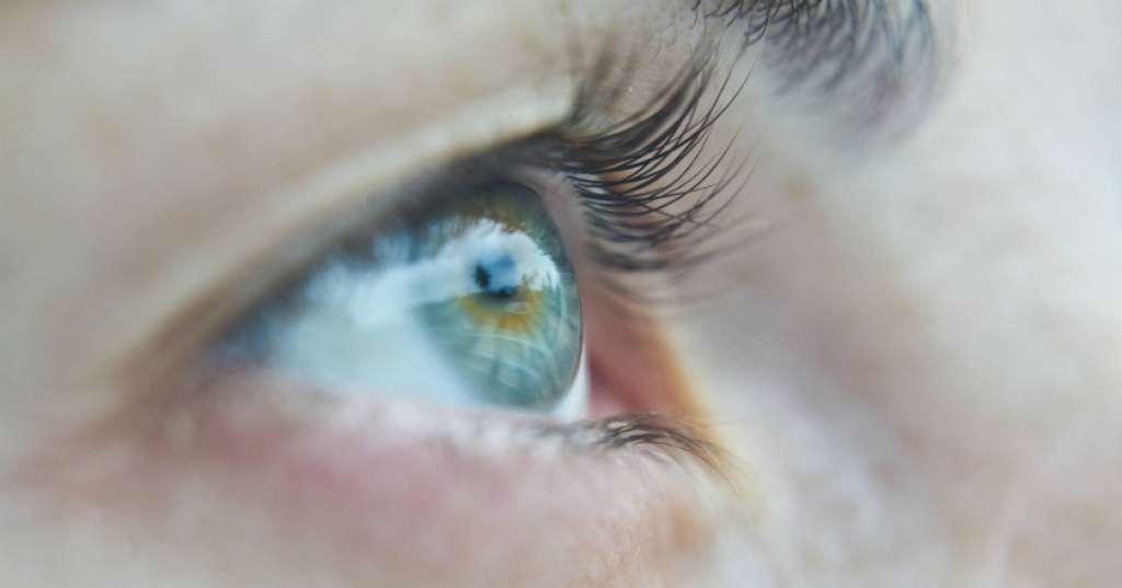 Harus Tahu, Ini Perbedaan Gejala Mata Katarak Versus Mata Berselaput