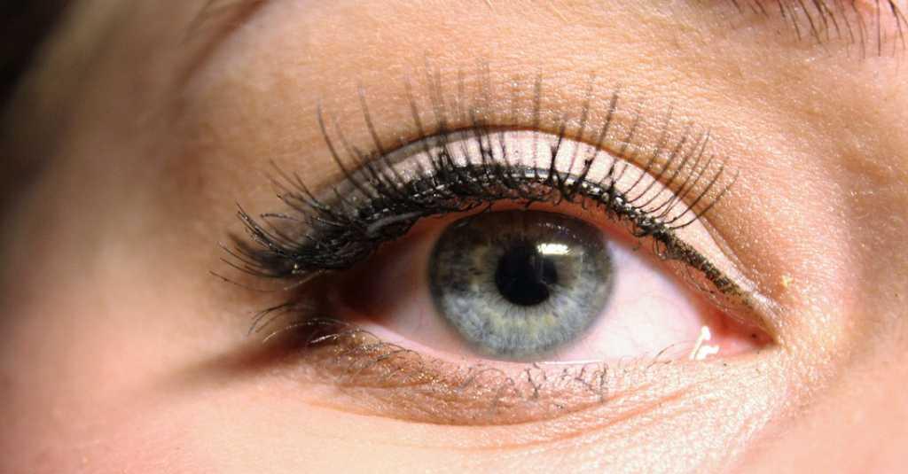 Berbahaya! Jangan Bawa Tidur Eyeliner yang Masih Menempel di Mata