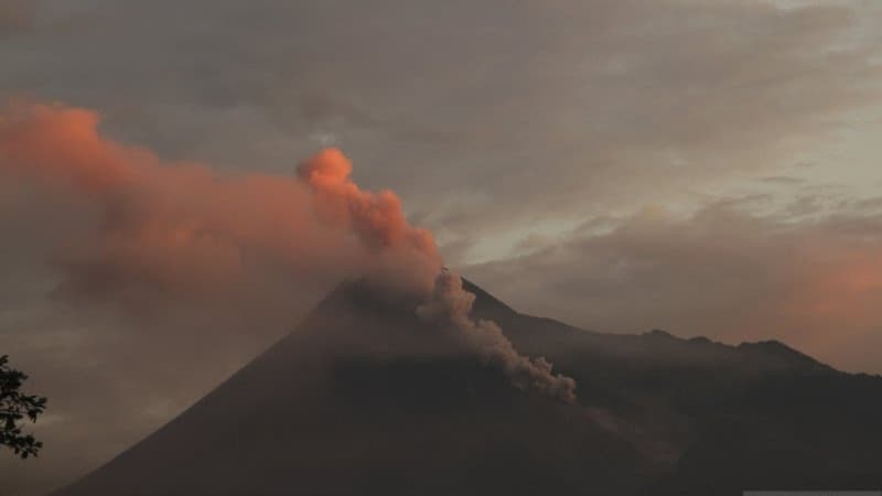 Gunung Merapi Keluarkan Guguran Awan Panas, Warga Diimbau Tetap Tenang