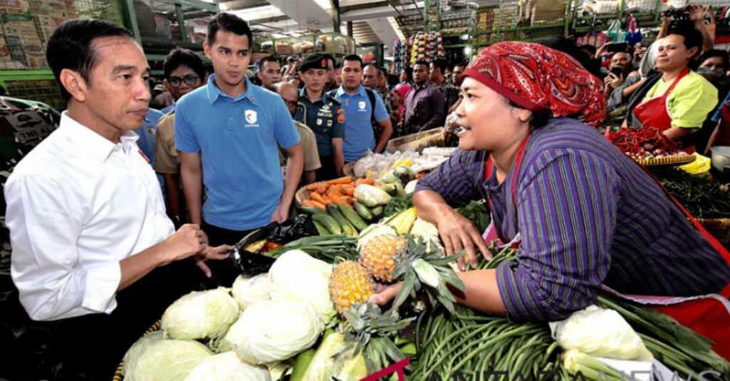 Blusukan ke Pasar Pagi di Pangkalpinang, Jokowi Sempatkan Beli Terasi