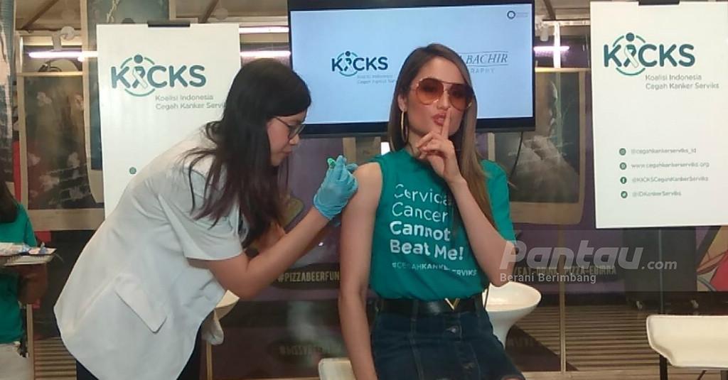 Momen Lucu Saat Yuki Kato dan Cinta Laura Disuntik Vaksin HPV