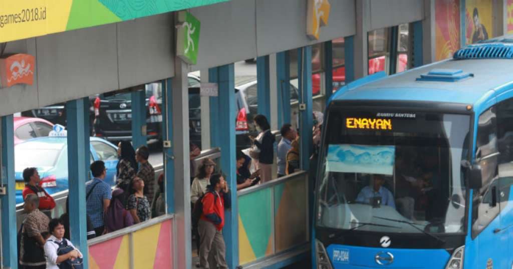 Seorang Pria Mengamuk Tusuk Penumpang Transjakarta di Halte BKN