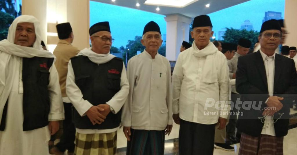 Ada Rombongan  Bersarung di Lokasi Debat Pilpres, untuk Dukung Ma'ruf