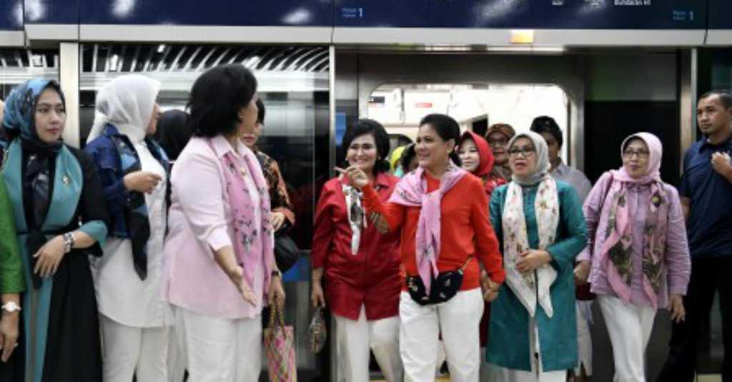 Saat Iriana Jokowi Gatal Lihat Stiker Lepas di Tangga MRT