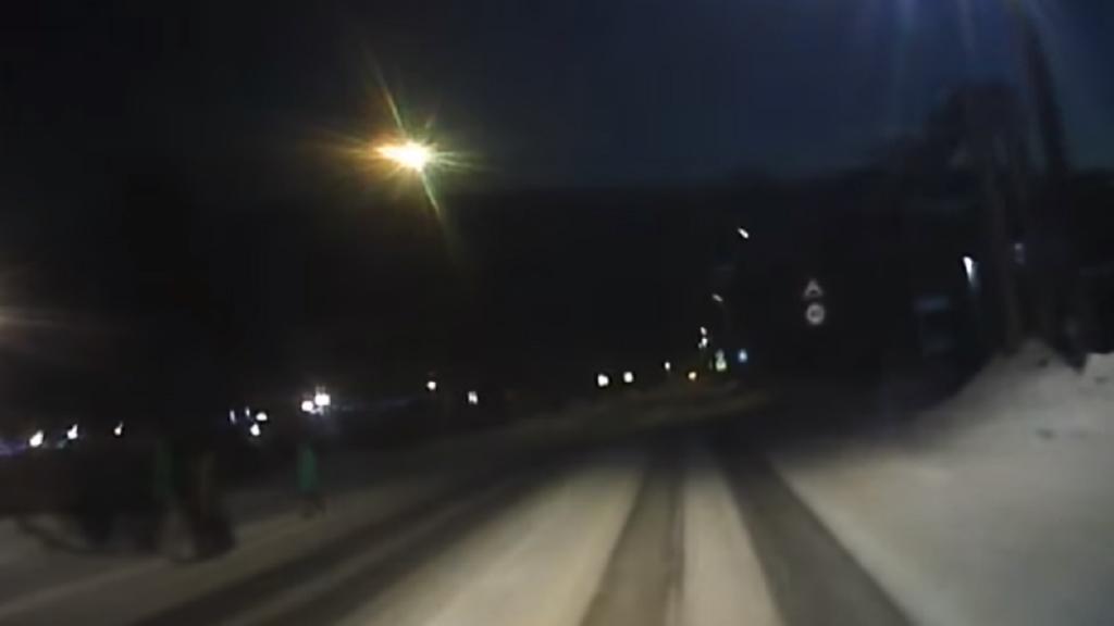 Sebuah Objek Bersinar bak Meteor Tertangkap Kamera Jatuh di Rusia