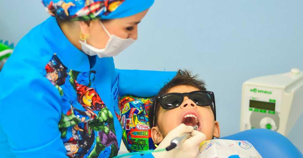 5 Cara Ampuh Bujuk Anak yang Takut ke Dokter Gigi
