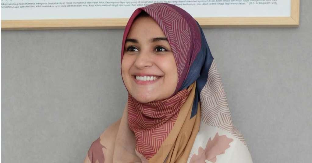Hijab Tak Menghalangi Shireen Sungkar Perhatikan Keindahan Rambutnya