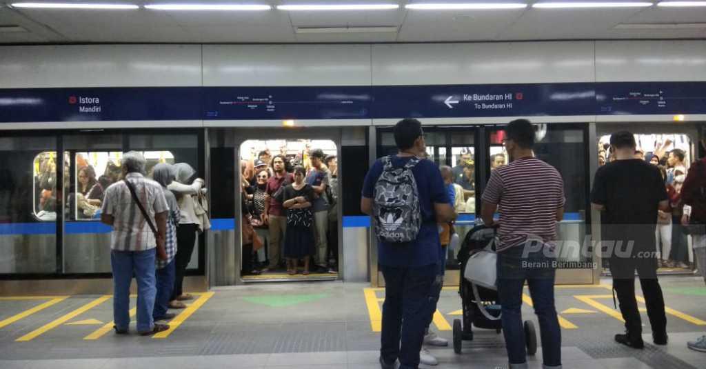 Waduh! Uji Coba MRT Jakarta Membludak, Penumpang: Kayak KRL Aja
