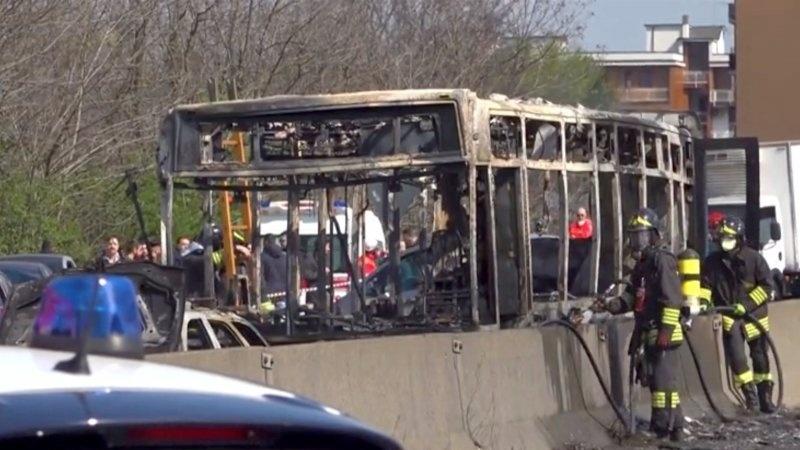 Sopir di Italia Bakar Bus Berisi Penuh Anak-anak, Ini Alasannya