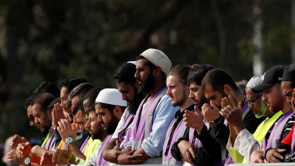 Ribuan Orang Hadiri Salat Jumat di Dekat Masjid Al Noor Christchurch
