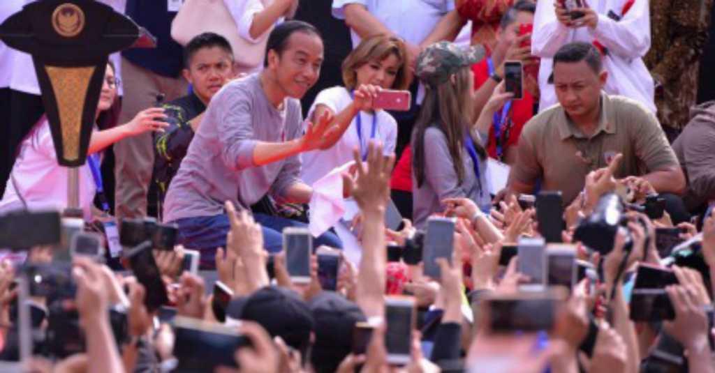 Teruntuk Penumpang MRT, Kata Jokowi Jangan Buang Sampah Sembarangan