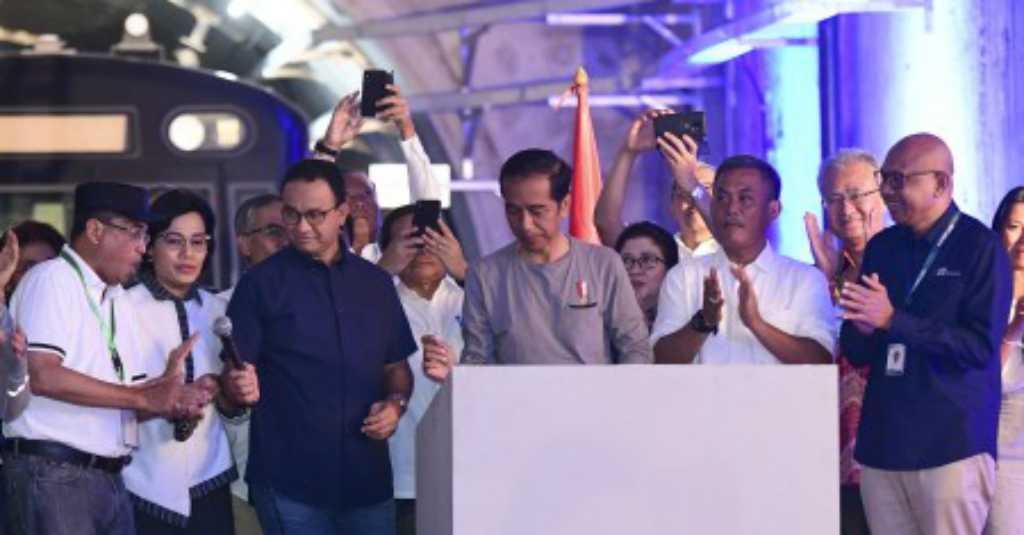Baru Resmikan MRT, Jokowi Langsung 'Tagih' MRT Fase II dan LRT