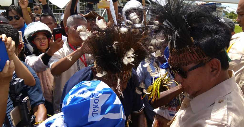 Temui Pendukung di Merauke, Prabowo Disambut Tarian Adat Gatsi