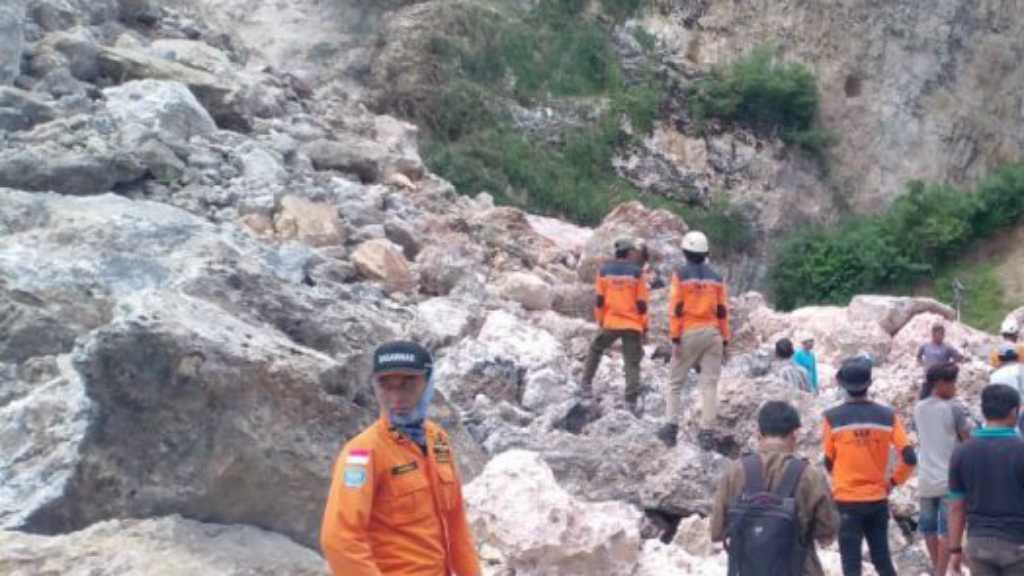 1 Orang Masih Tertimbun Longsor di Gunung Kapur Jember