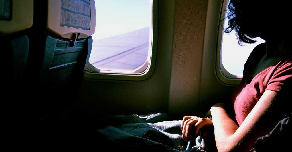 Penting! Kenapa Harus Pakai Tabir Surya Saat Naik Pesawat?