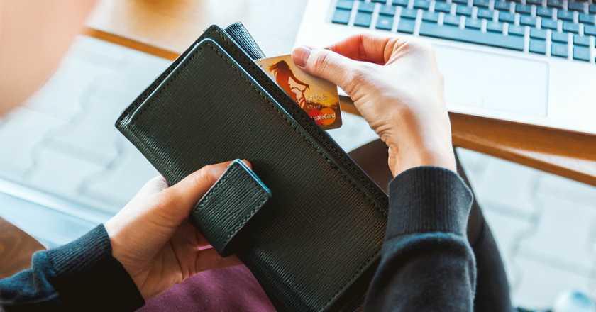 Hasil Survei, 7 dari 10 Warga Singapura Memiliki 1 Kartu Kredit