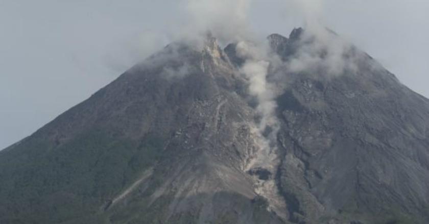 Gunung Merapi Lucurkan Awan Panas hingga 1.500 Meter