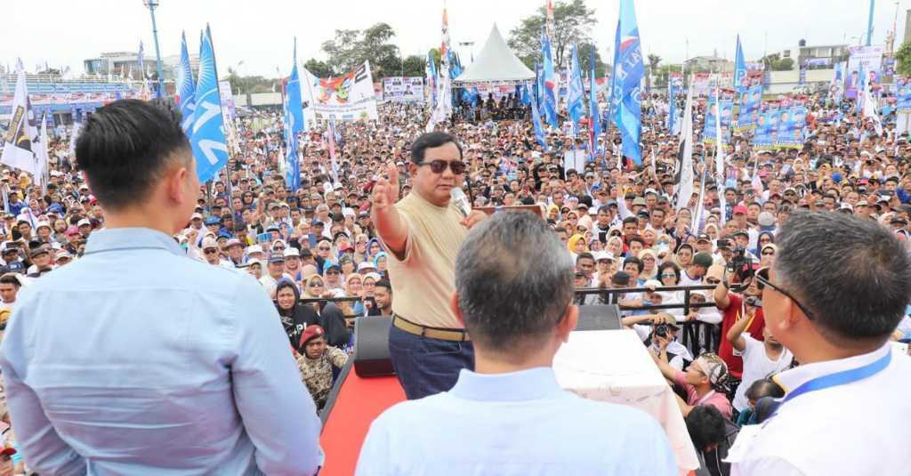 Kampanye di Bandung, Prabowo Lemparkan 2 Benda Ini ke Pendukungnya