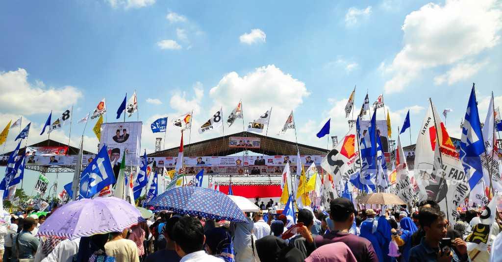 Relawan dan Pendukung Padati Stadion Pakansari Jelang Kampanye Prabowo