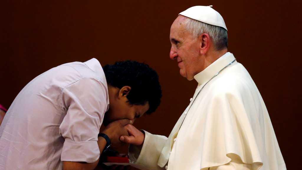 Momen Paus Fransiskus Menarik Tangannya saat Disalami Jamaah, Kenapa?