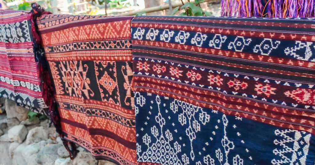 Miliki Kain Tenun, Simak 2 Tips Padu Padan Agar Lebih Ciamik