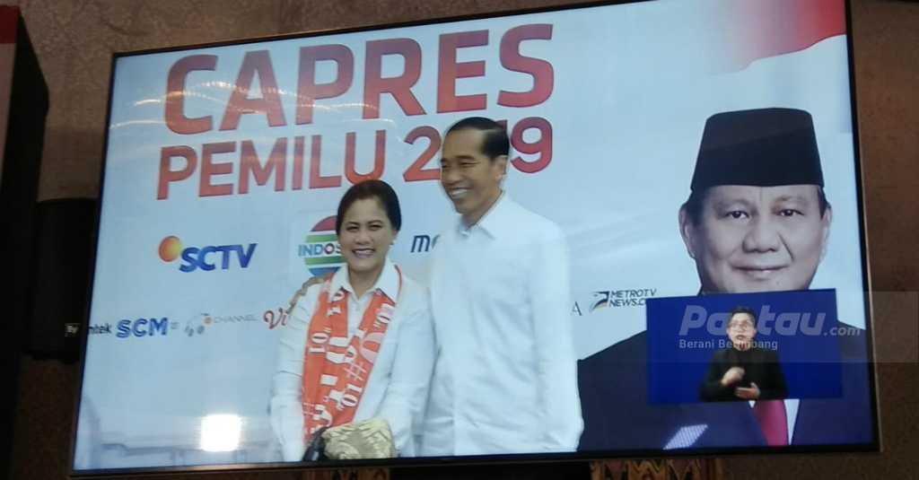 Iriana Malu-malu Saat Akan Dirangkul Jokowi Sebelum Debat