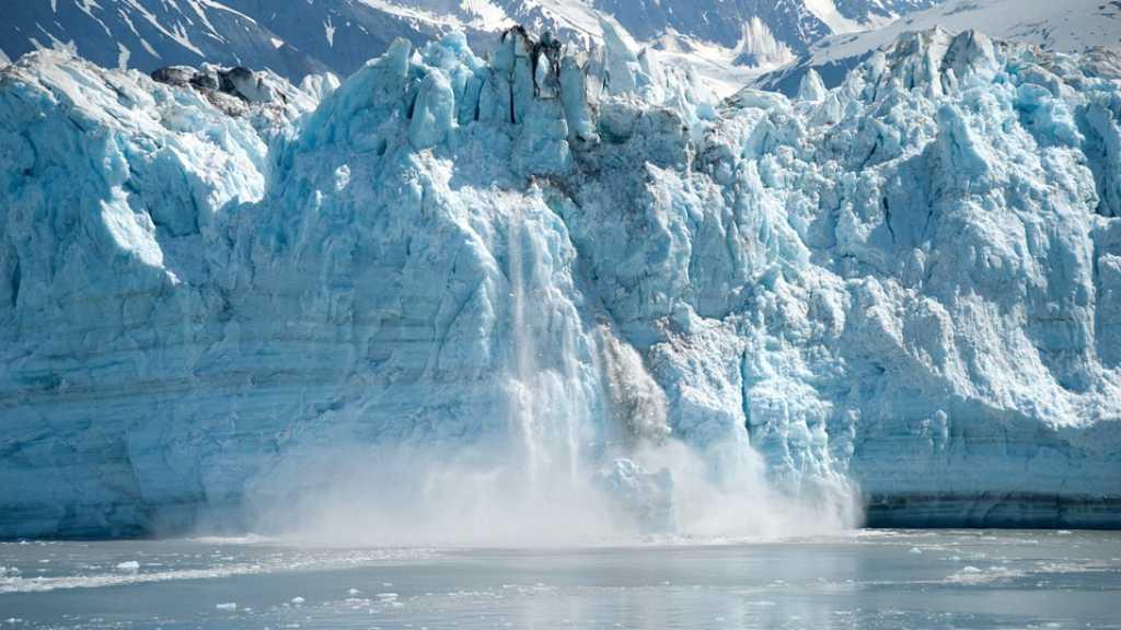 Mengerikan! Detik-detik Gletser Runtuh Buat Wisatawan Melarikan Diri
