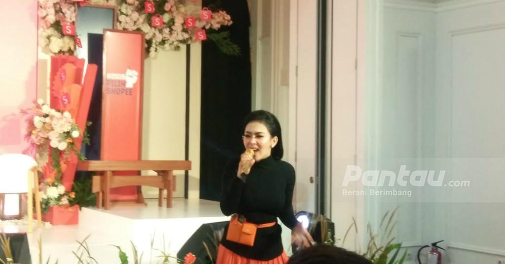 Syahrini Berencana Perkenalkan Reino Barack dengan Dunia Ini