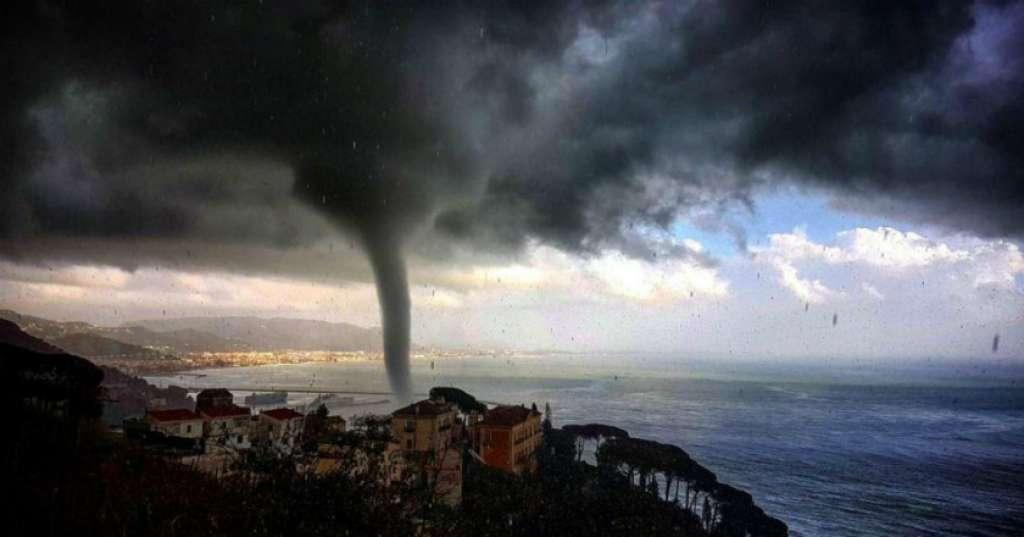 Detik-detik Tornado Hantam Taman Bermain di China, 2 Anak Tewas