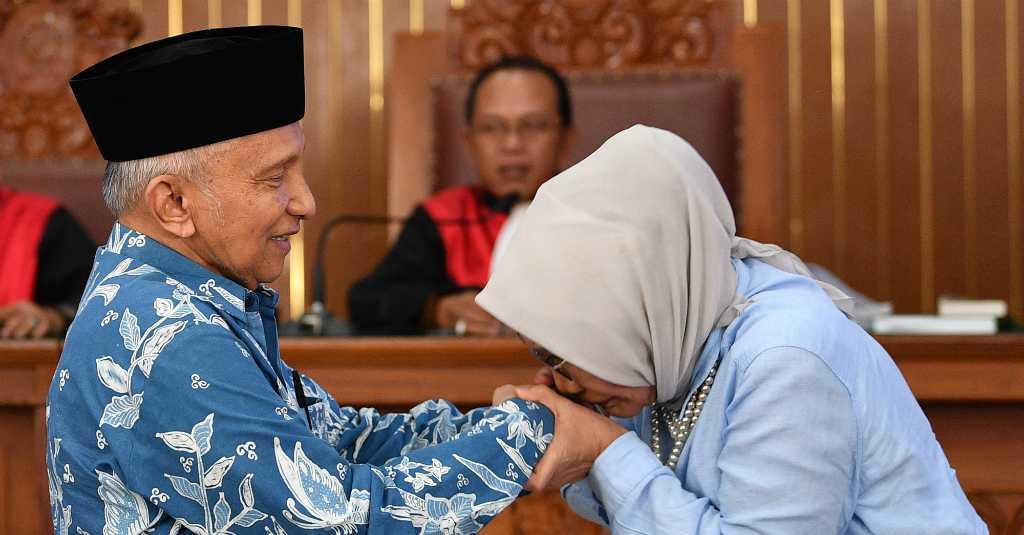 Terungkap! Ini Maksud Ratna Minta Maaf dan Cium Tangan Amien Rais