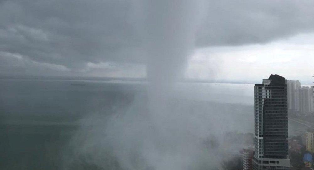 Mengerikan! Detik-detik Tornado Air Terjang Perairan Penang Malaysia