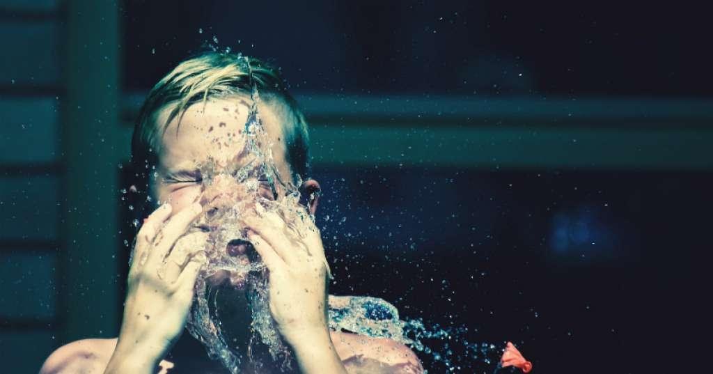 Beda Loh Bersihin Muka Saat Hanya di Rumah atau Keluar Ruangan