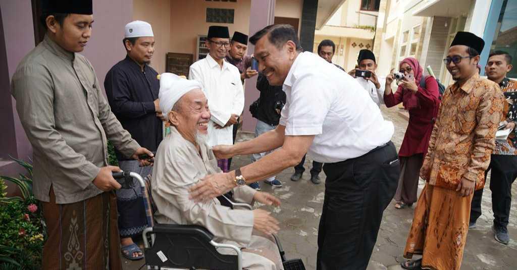 Ini Penjelasan Luhut Soal Video Dirinya Beri Amplop ke Kiai di Madura