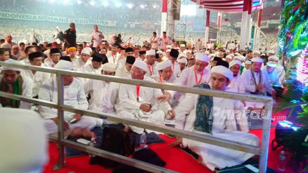 Pendukung Prabowo-Sandi Putihkan GBK, Diawali Salat Subuh Berjamaah