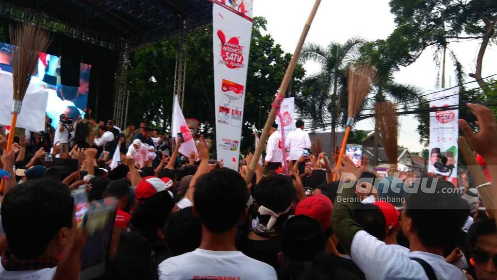 Sapu Lidi Menjulang saat Kampanye Nasional Jokowi-Maruf di Banten