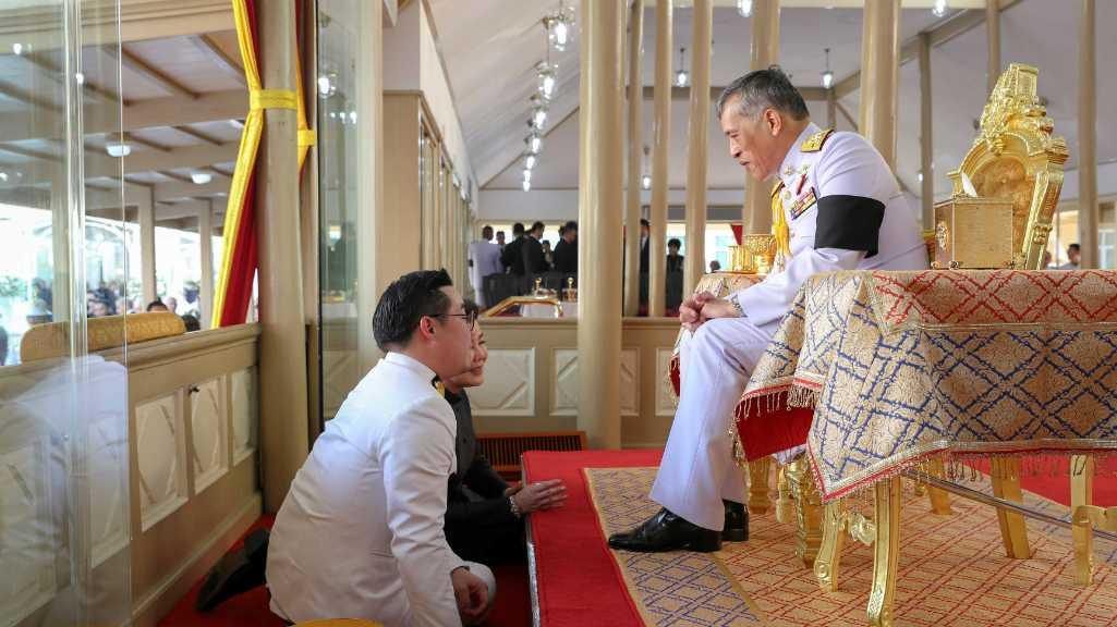 Unik dan Rumitnya Penobatan Maha Raja Thailand Vajiralongkorn