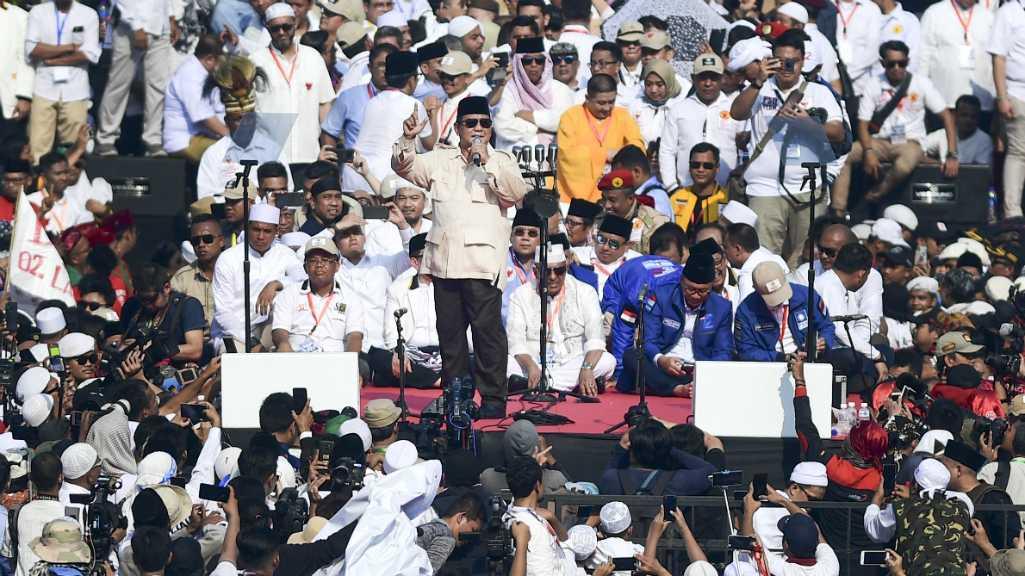 Prabowo Sindir Jokowi: Kita Butuh Kerja, Bukan Kartu!