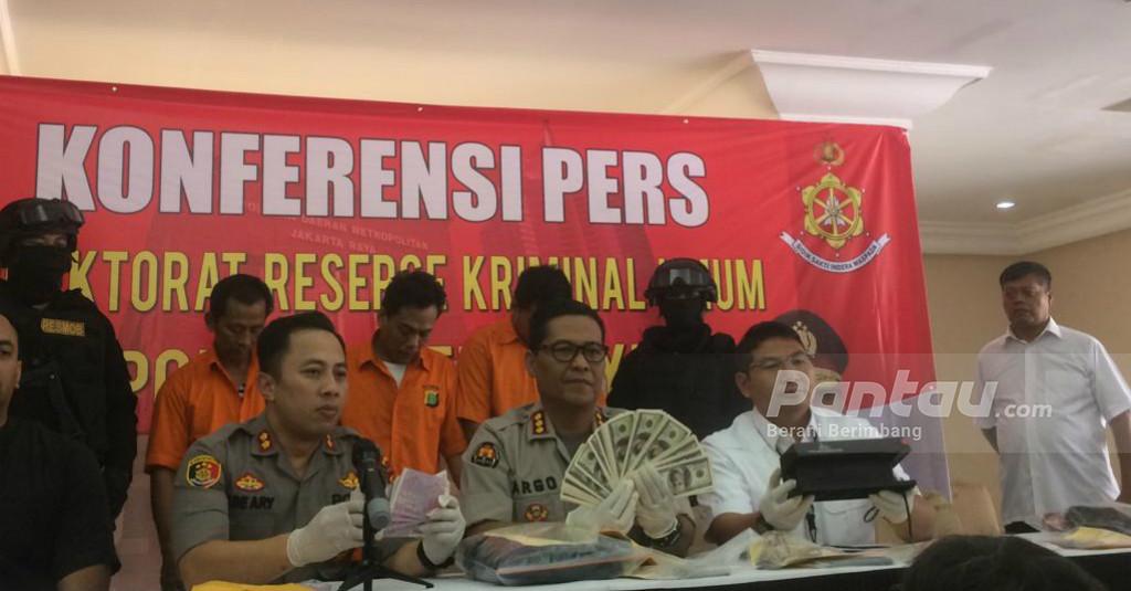 Tiga Pelaku Pemalsu Dolar dan Euro Ditangkap, Ratusan Upal Diamankan