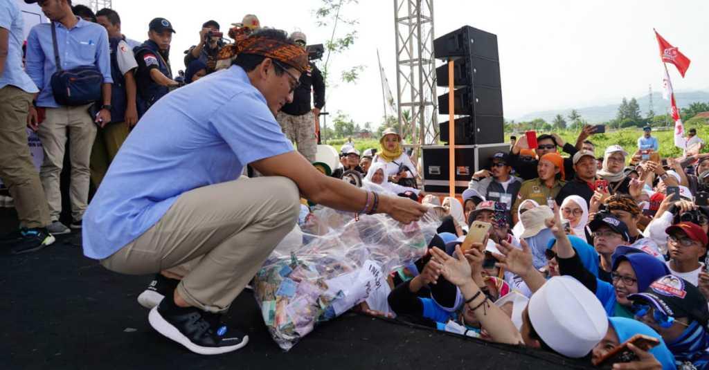 Kampanye di Sukabumi, Sandi Banjir Sumbangan Uang dari Pendukung