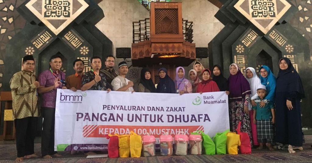 100 Mustahik Terima Zakat dari Bank Muamalat KC Gajah Mada