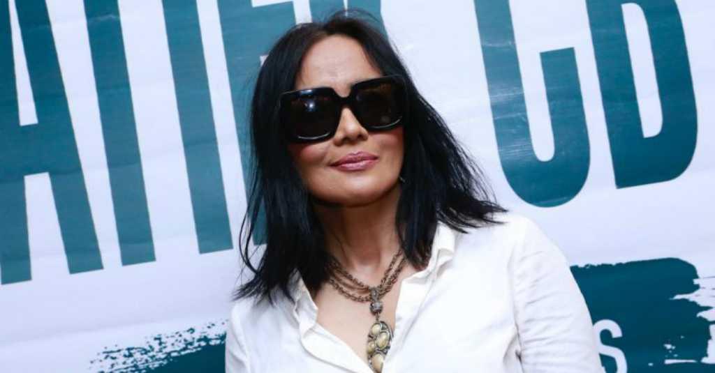 Penasaran Gak Sih Kenapa Atiek CB Selalu Pakai Kacamata Hitam?