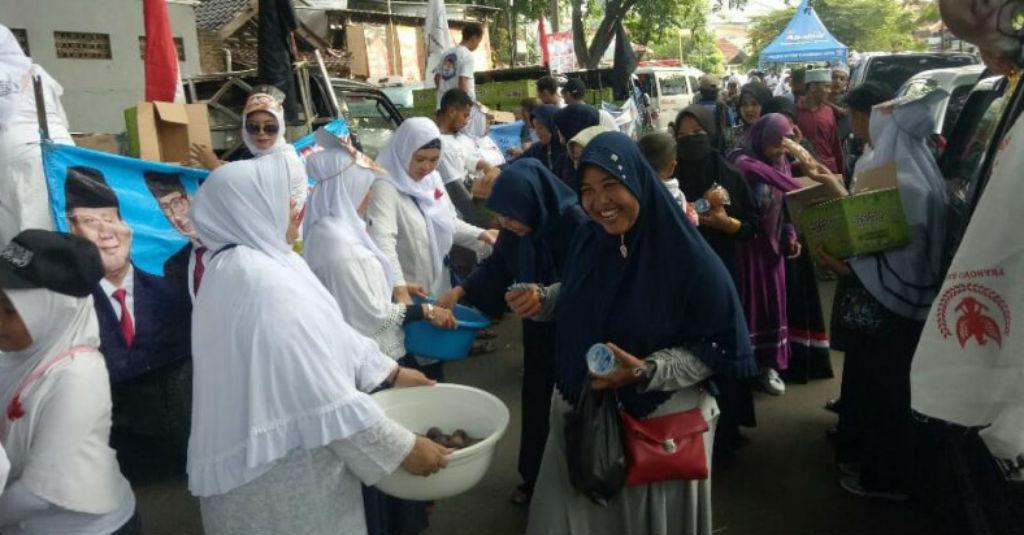 Kampanye Akbar Prabowo-Sandi Diawali dengan Senam dan Bagi Makanan