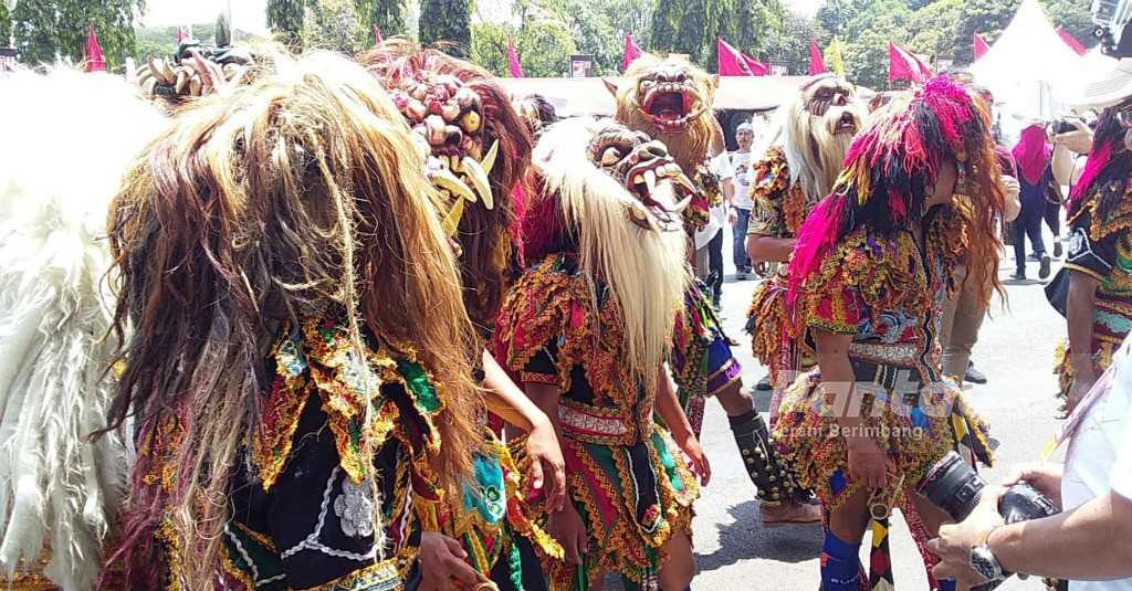 Massa Pendukung Jokowi-Ma'ruf Pertunjukkan Kesenian Tradisional