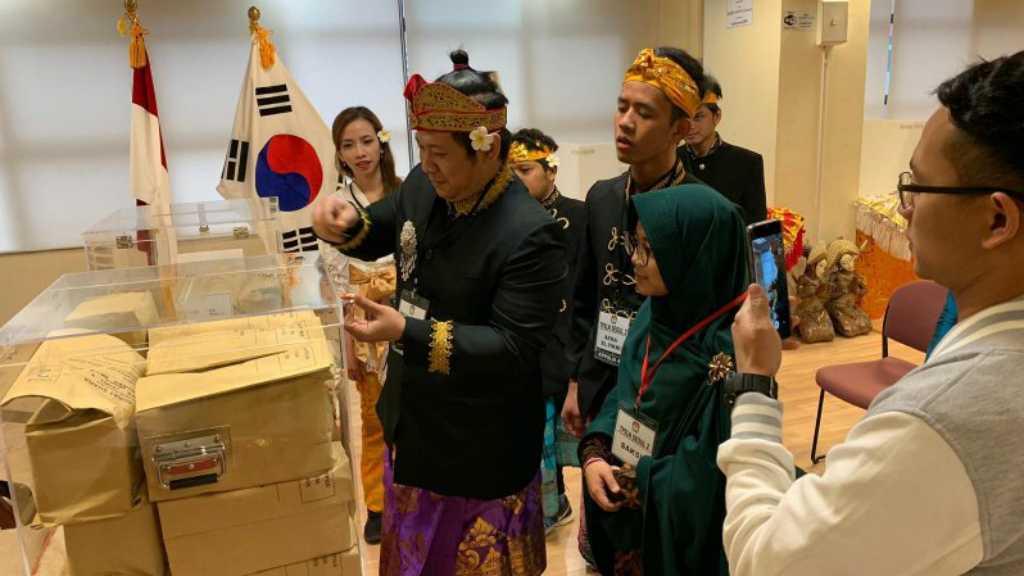 Berpakaian Adat Tradisional, Petugas TPS di Korsel Curi Perhatian