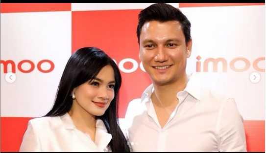 Titi Kamal dan Christian Sugiono Pantau Anak Melalui Jam Tangan