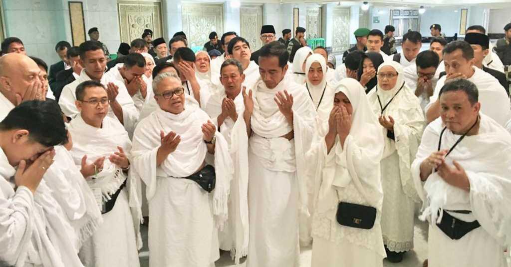 Foto Presiden Jokowi saat Mencium Hajar Aswad di Mekah