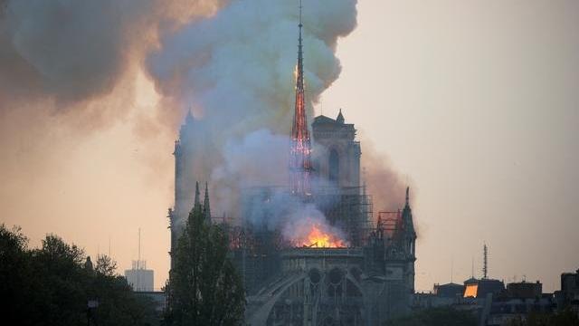 Kebakaran Besar Melanda Katedral Notre-Dame di Paris