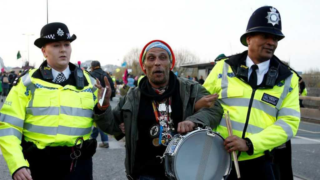 Kini 209 Aktivis Lingkungan Sudah Ditahan Polisi Inggris